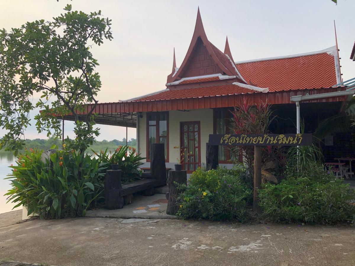 Ruen Thai Ban Rim Nam Kamphaeng Phet Dış mekan fotoğraf