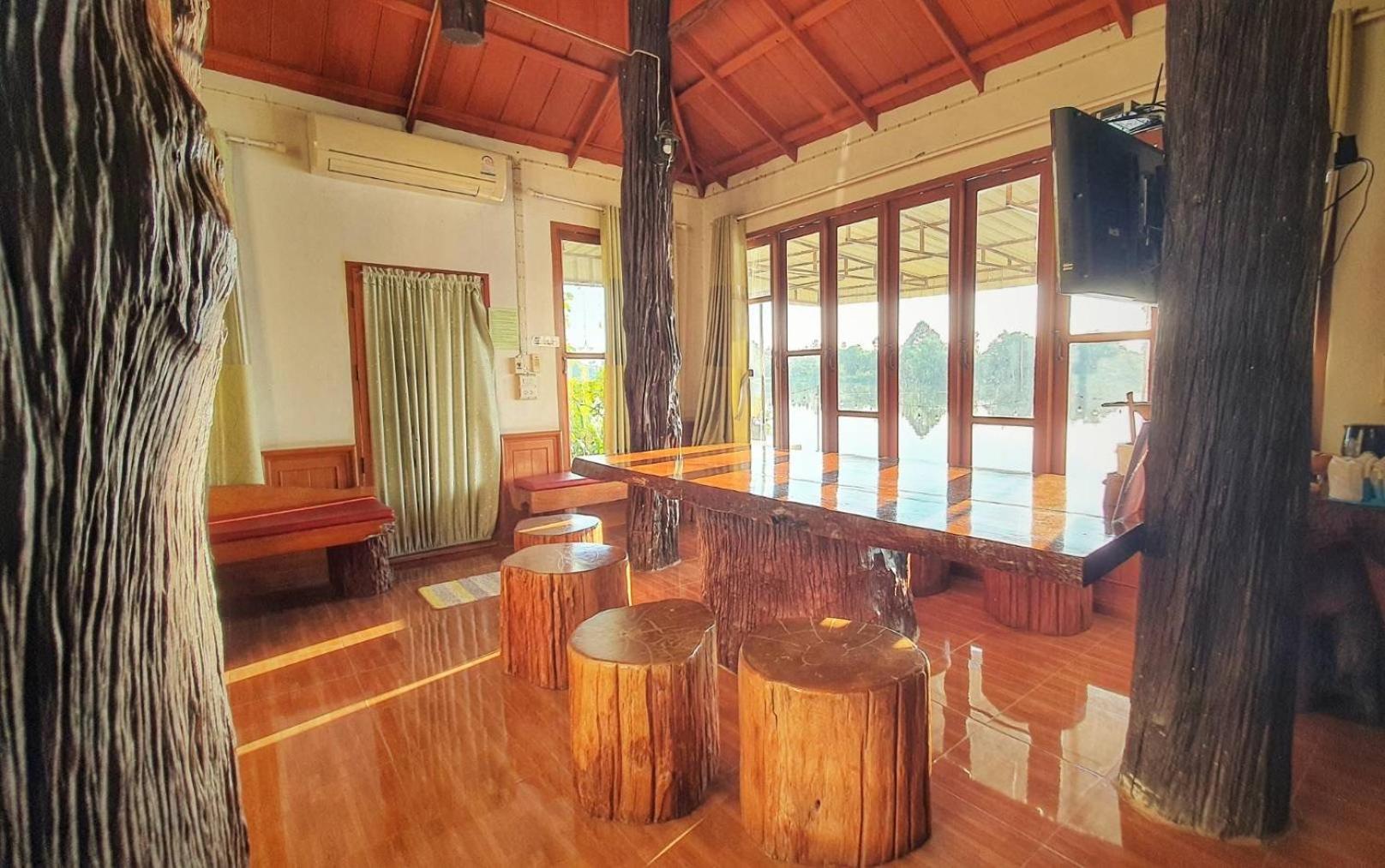 Ruen Thai Ban Rim Nam Kamphaeng Phet Dış mekan fotoğraf