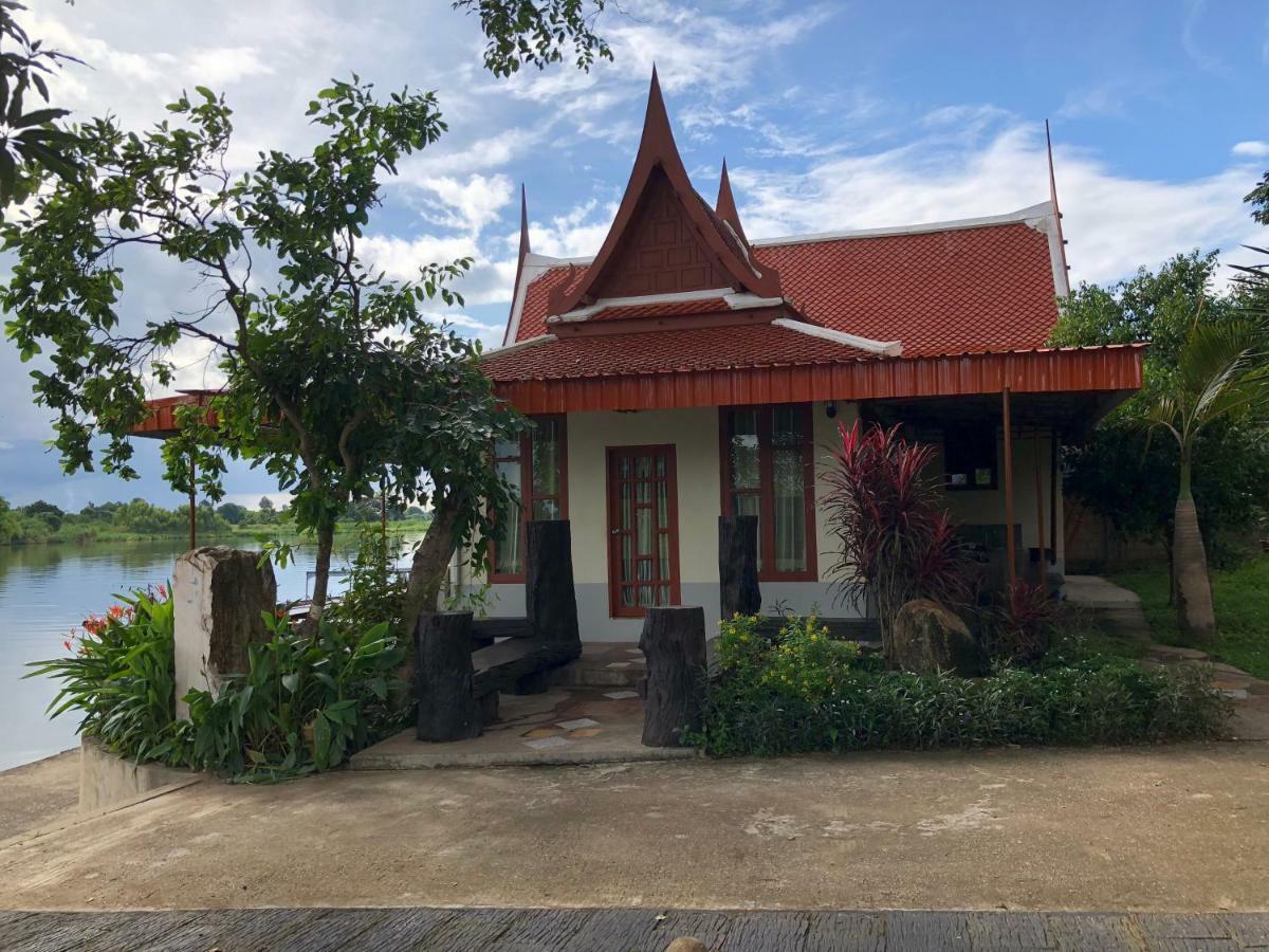 Ruen Thai Ban Rim Nam Kamphaeng Phet Dış mekan fotoğraf