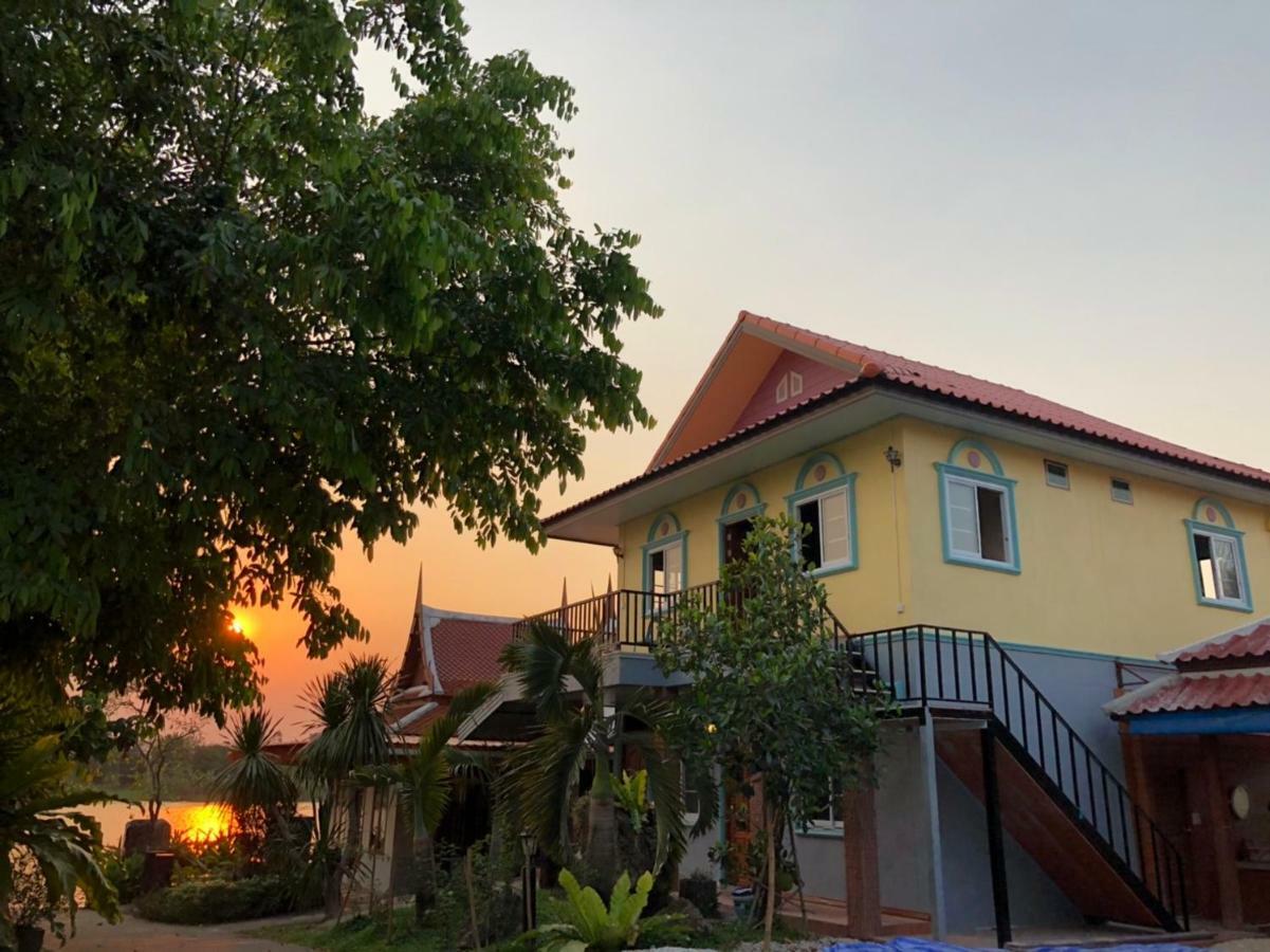 Ruen Thai Ban Rim Nam Kamphaeng Phet Dış mekan fotoğraf