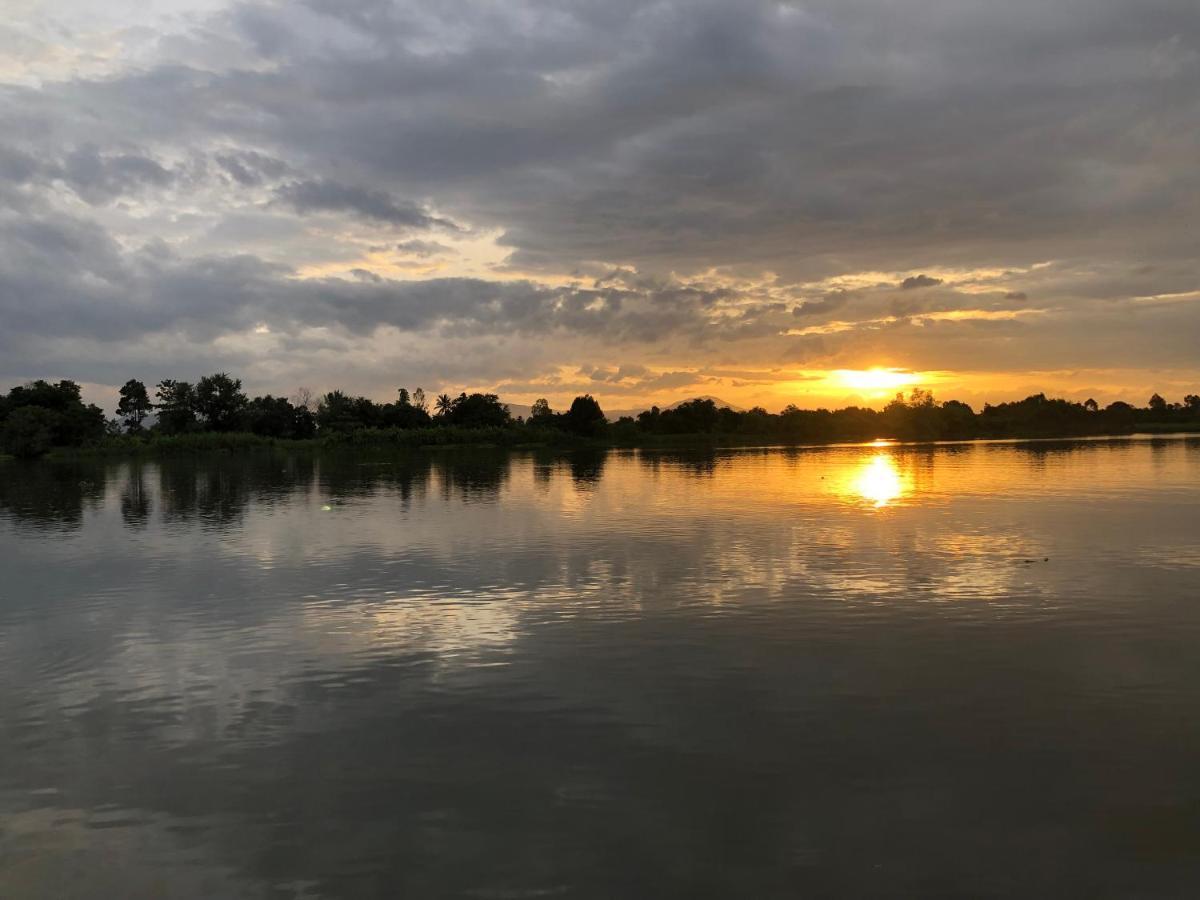 Ruen Thai Ban Rim Nam Kamphaeng Phet Dış mekan fotoğraf