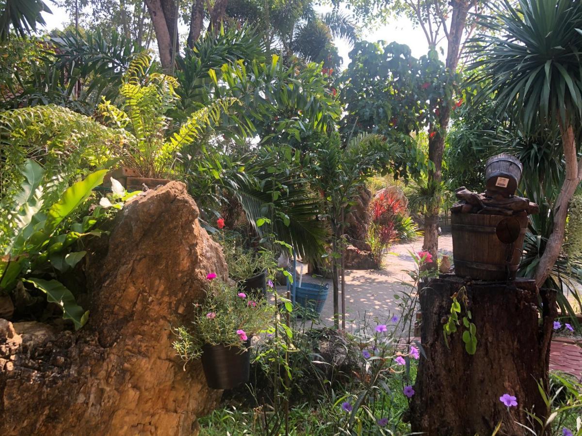Ruen Thai Ban Rim Nam Kamphaeng Phet Dış mekan fotoğraf