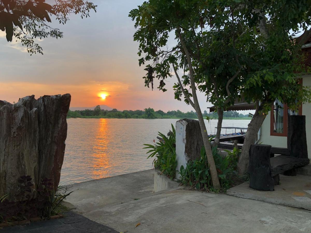 Ruen Thai Ban Rim Nam Kamphaeng Phet Dış mekan fotoğraf